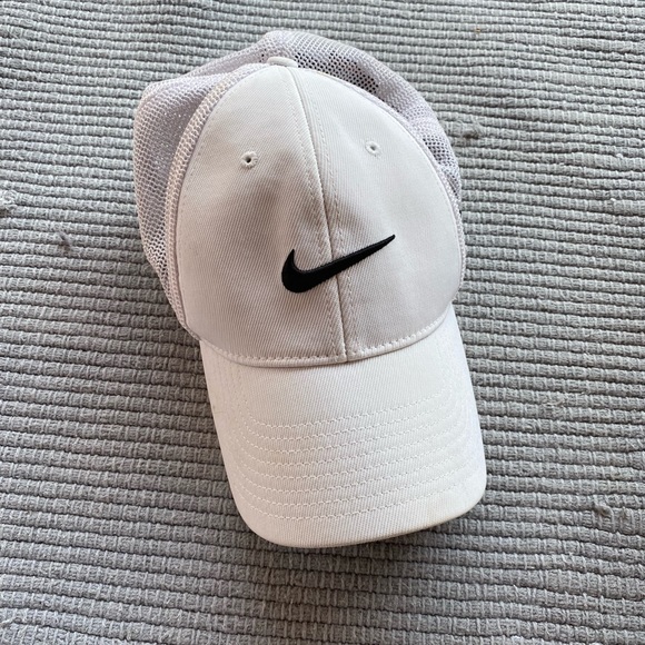 Nike Accessories - Nike Fitted Hat